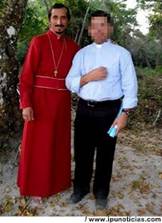 Padre Santhiago de bispo com padre catolico-Editada