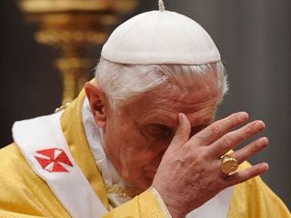 Bento XVI a se persignar